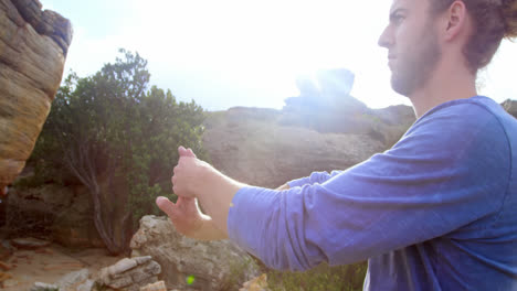 hombre estirando su en la montaña 4k