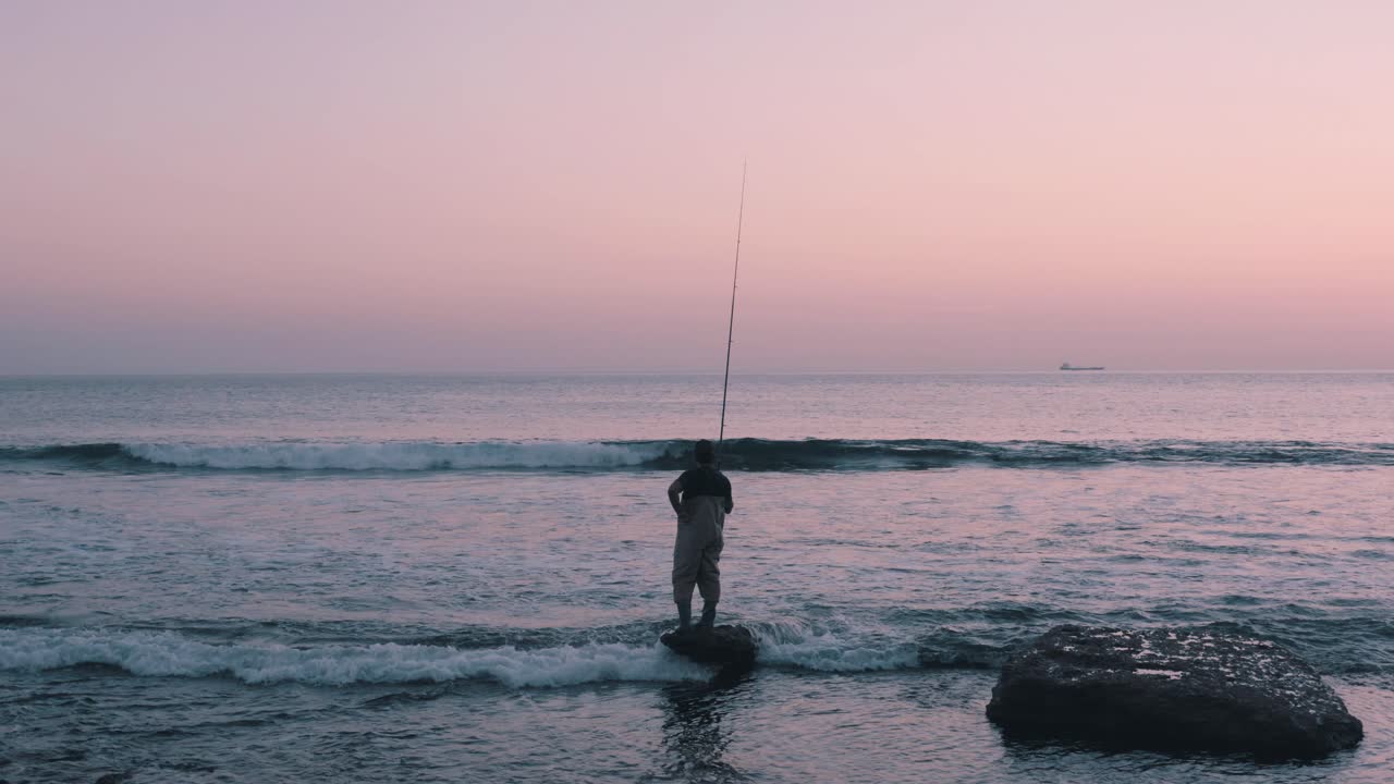 Pescatore locale che si gode il tramonto a Cascais, Portogallo