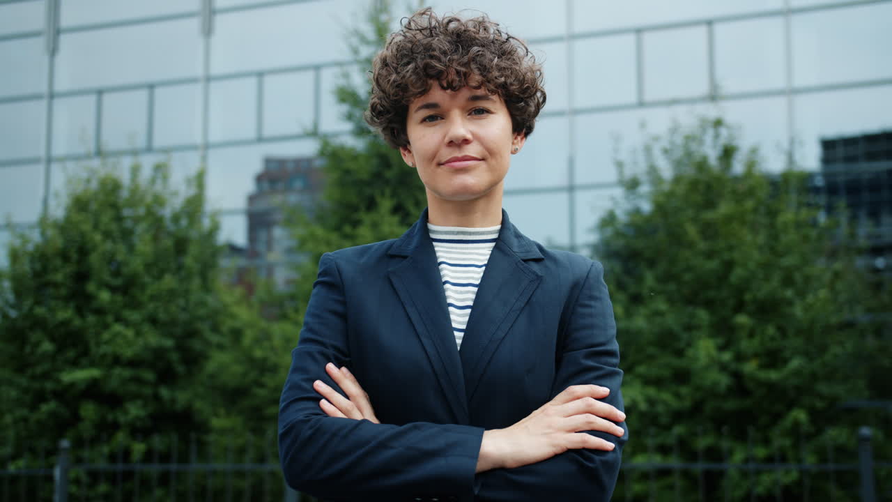 уверенная бизнесменка в городском пейзаже