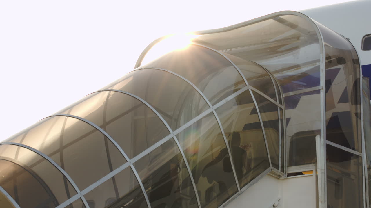 pasajeros que embarcan en el avión