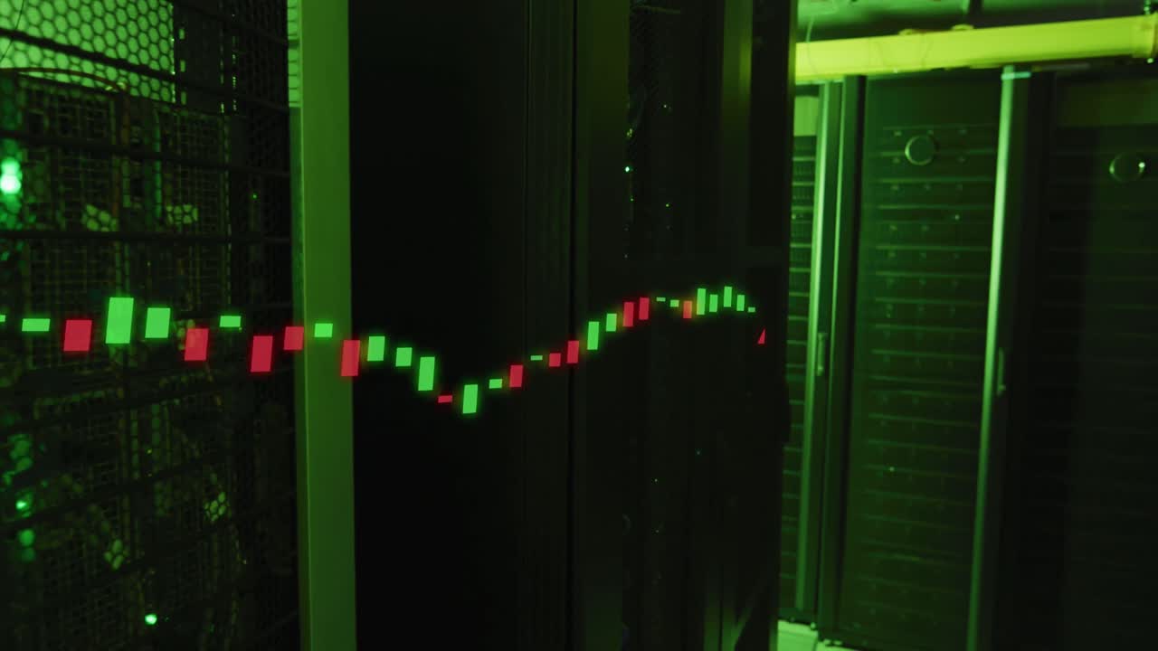 Animazione dell'elaborazione dati su sfondo di una sala server di computer.