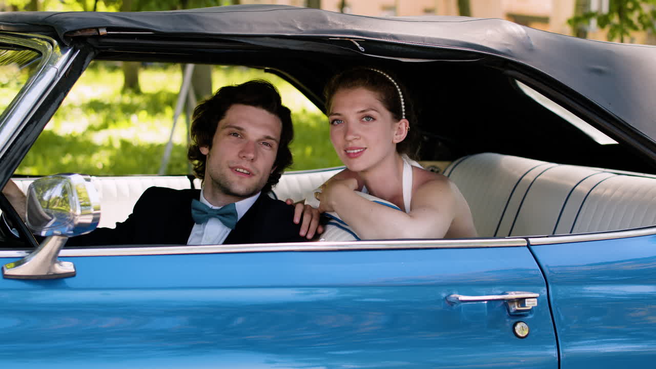 просто супружеская пара в машине.