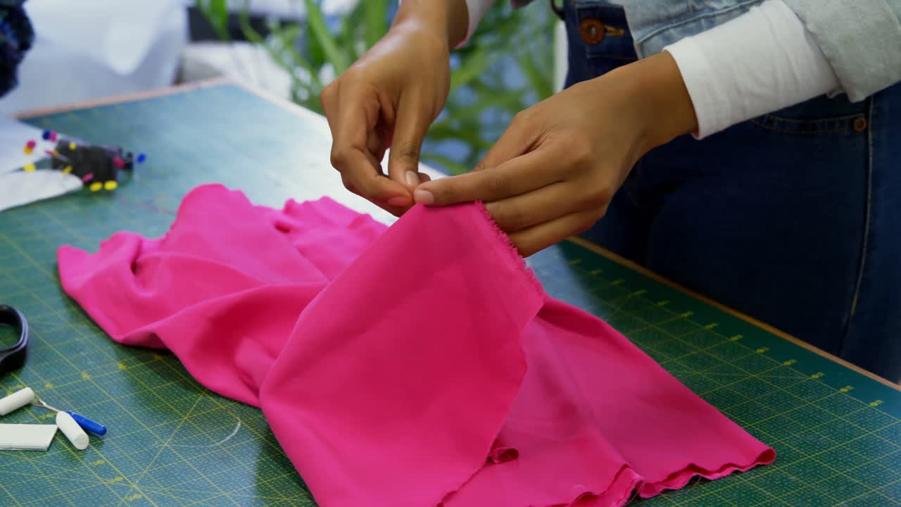 diseñador de moda cosiendo a mano 4k