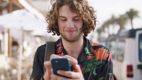 teléfono de desplazamiento, feliz y hombre viajar en el verano