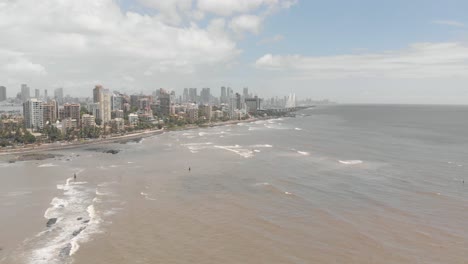 Dron-Panorámico-Por-Una-Ciudad-Costera