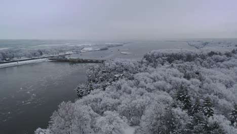 Winterlandschaft,-Kreisaufnahme-Aus-Der-Luft,-Weißer-Schnee-Auf-Baumwipfeln-Enthüllen-Damm