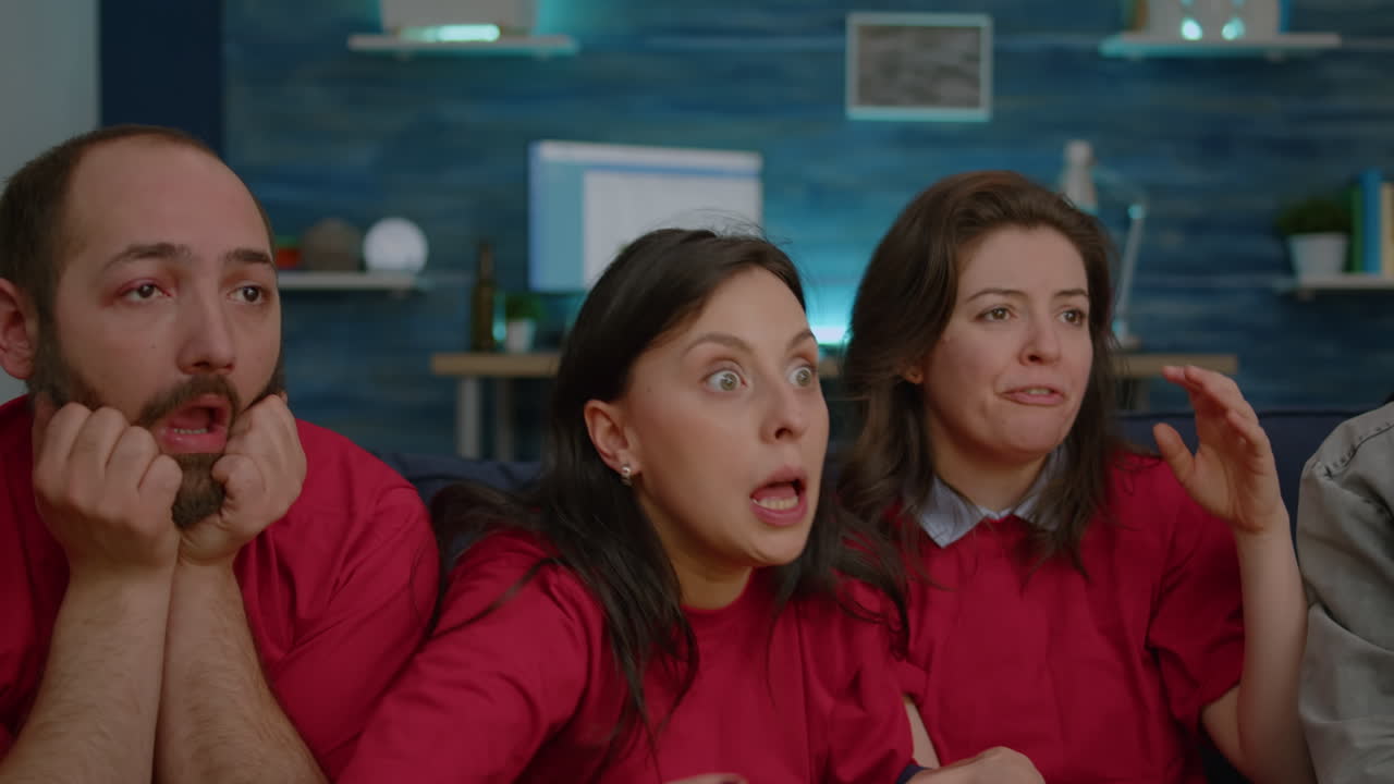 amigos multiétnicos frustrados decepcionados después de que el equipo de fútbol perdiera el campeonato