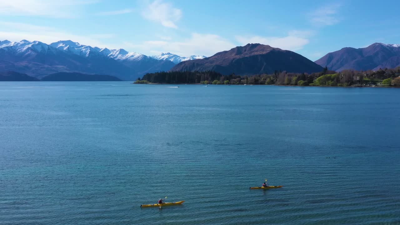 antena sobre kayakers kayak en el lago wakatipu en la isla sur de nueva zelanda
