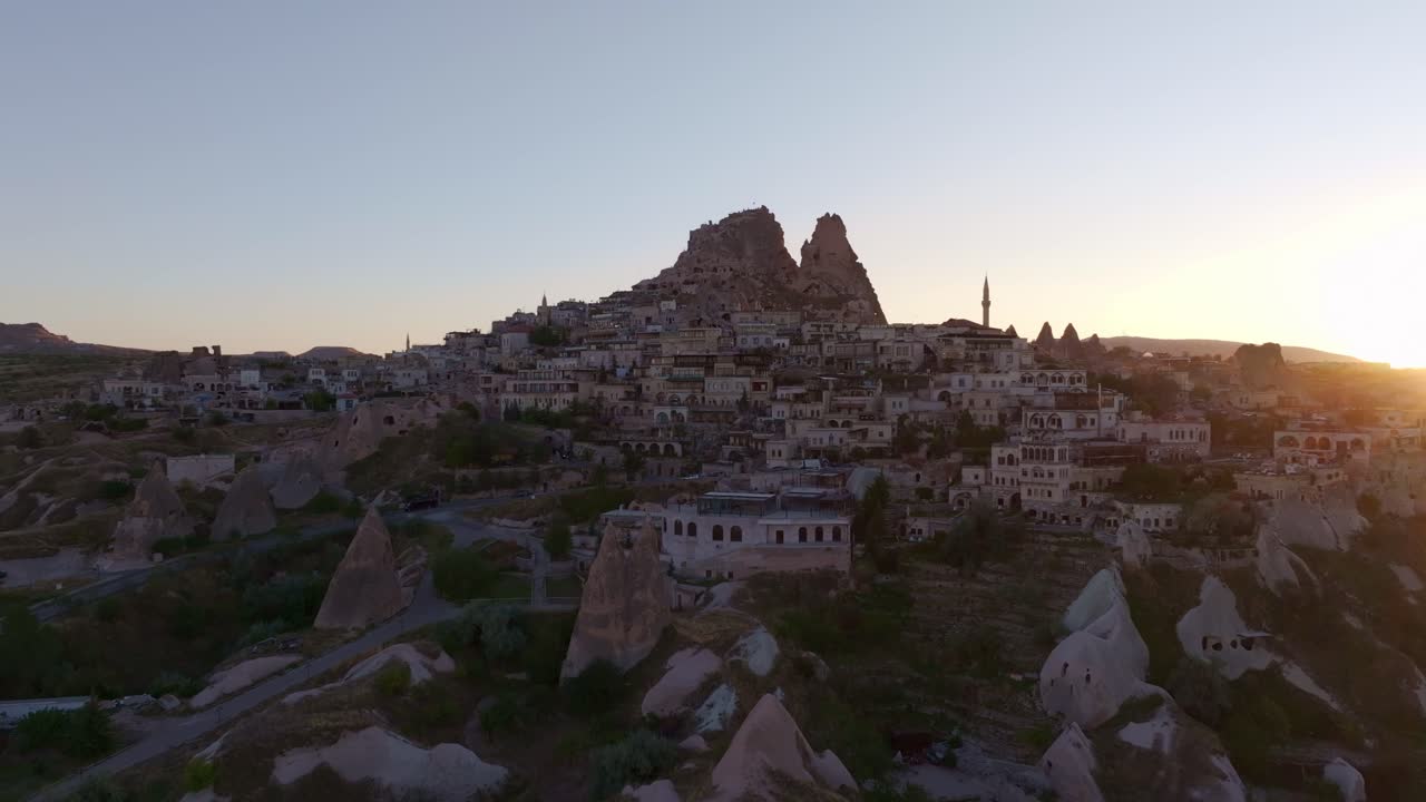 Tramonto sul Castello di Uchisar a Nevsehir, Cappadocia, Turchia