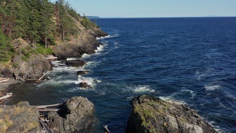 Hermosa-Toma-Aérea-De-Drones-De-La-Costa-Alrededor-De-La-Isla-Bowen---Columbia-Británica,-Canadá