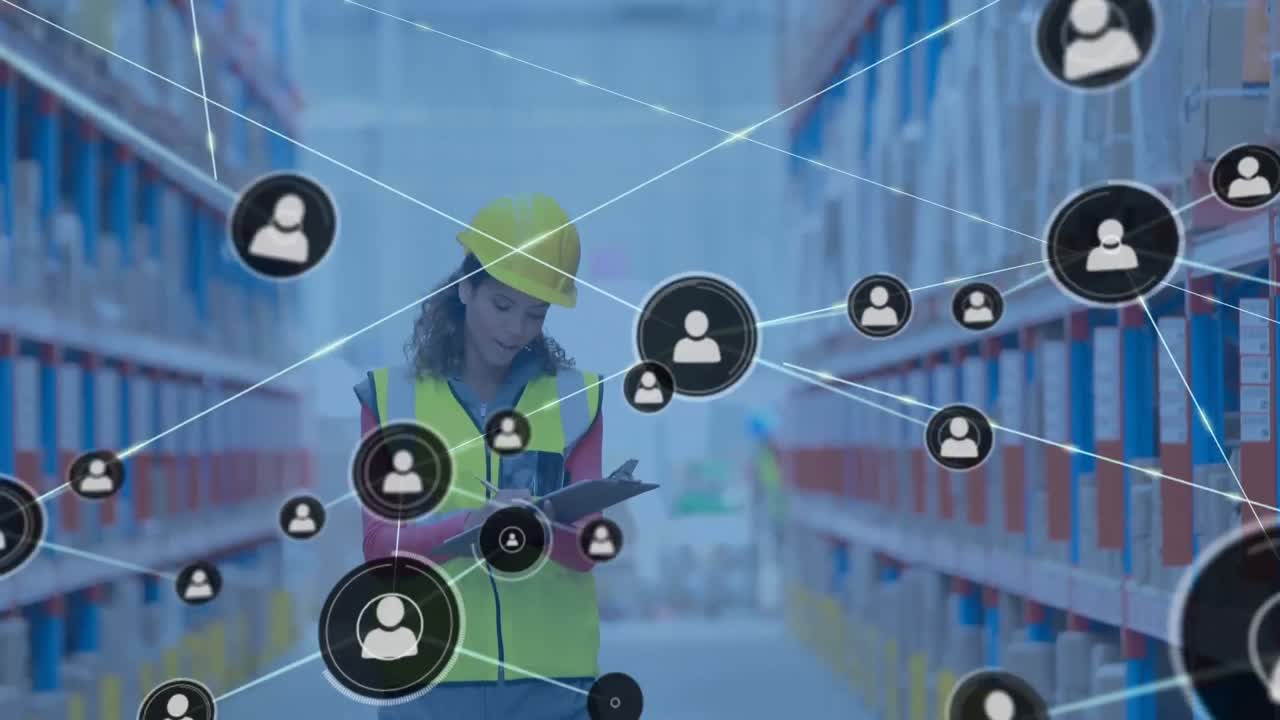 animación de la red de conexiones con iconos sobre la mujer escribiendo en el clipboard en el almacén