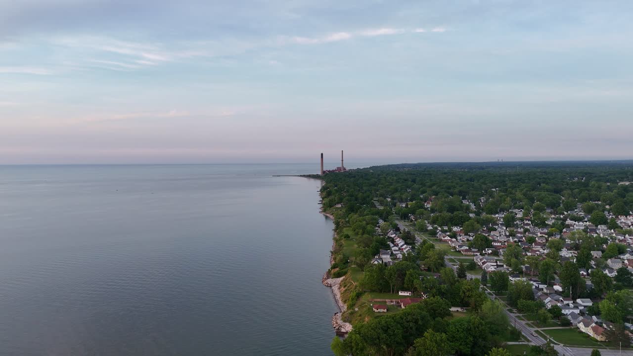 tomada de un avión no tripulado de la costa del lago erie en ohio mirando hacia el este