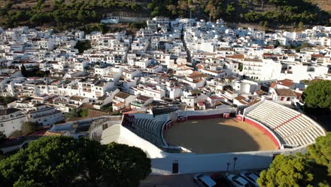 Aufsteigende-Antenne-über-Wunderschön-Sonnendurchfluteten-Weißen-Gebäuden-Im-Viertel-Mijas-Pueblo-In-Spanien