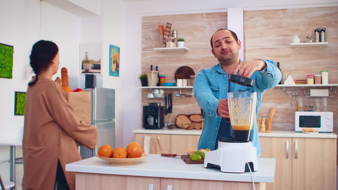 Coppia che mescola vari frutti