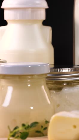 varios productos lácteos dispuestos en una tabla de madera