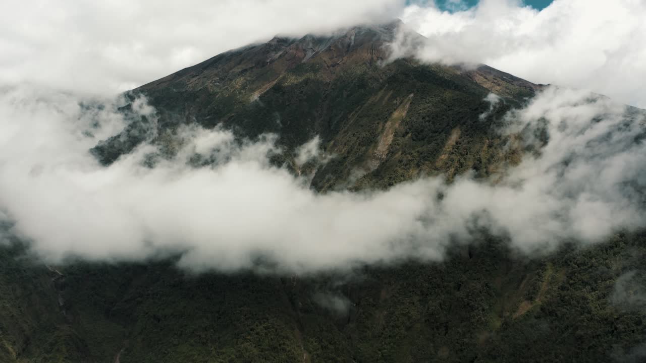 hermosas nubes blancas que envuelven el volcán tungurahua sobre baños de agua santa en ecuador