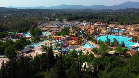 Eröffnungsdrohnenaufnahme-Eines-Belebten-Wasserparks-An-Einem-Sonnigen-Sommertag