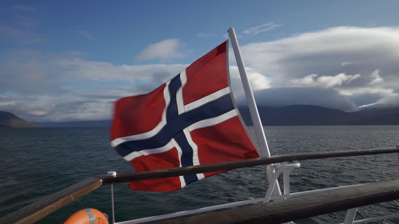 보트, 푸른 하늘과 구름에 바람에 펄럭이는 노르웨이 국기