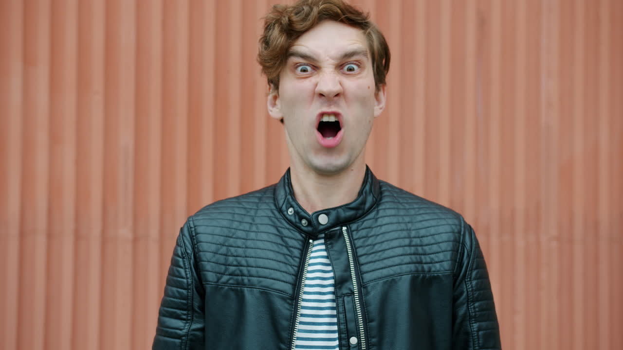 hombre expresando diferentes emociones