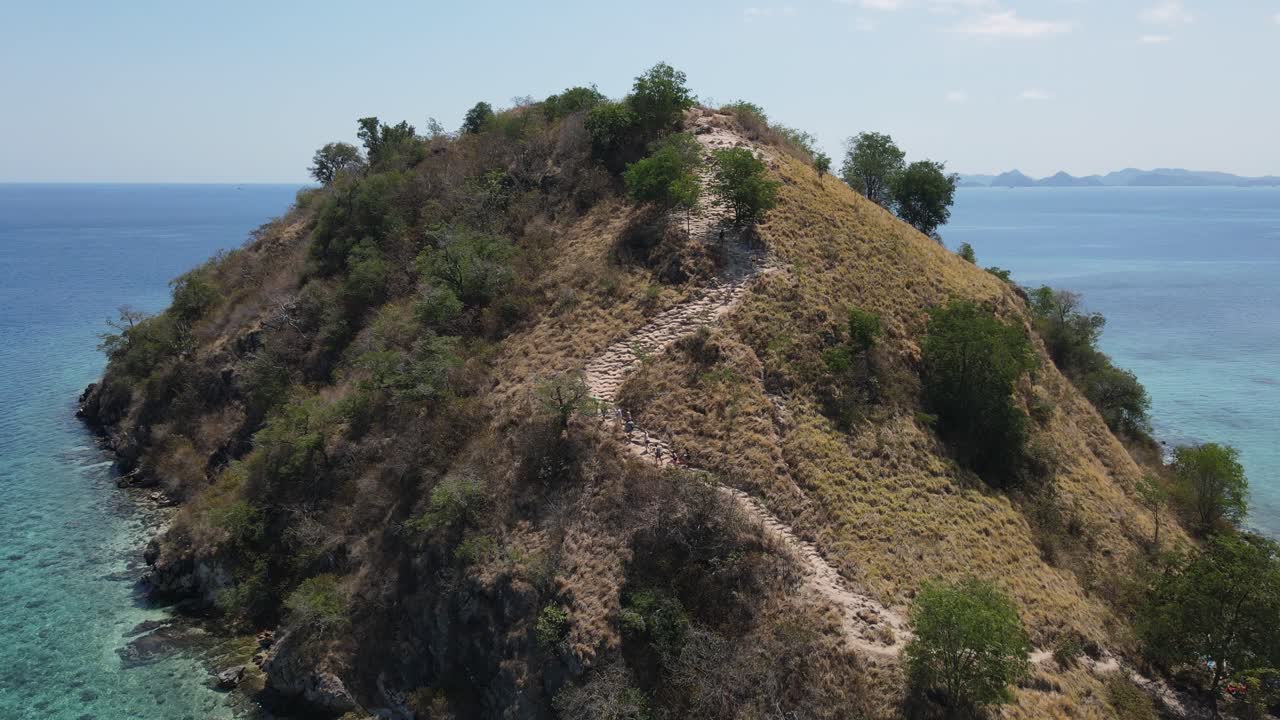 volando sobre la pequeña isla de komodo, indonesia