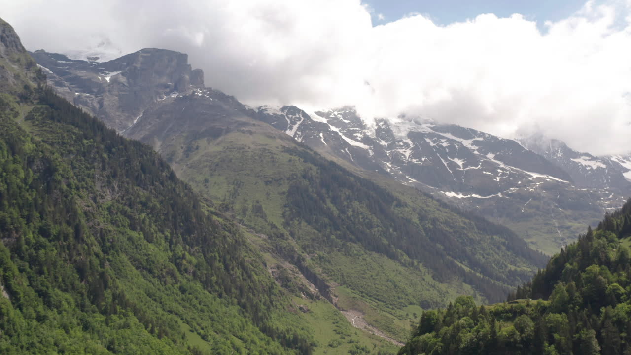 desciende desde las montañas hasta el hermoso valle verde.