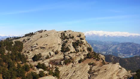 Vista-Aérea-De-La-Gran-Y-Hermosa-Montaña-Rocosa-Y-Las-Montañas-Circundantes