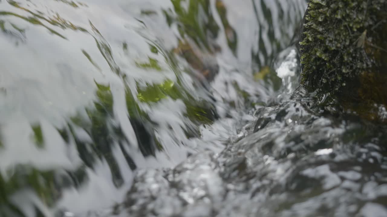 빠른 흐름의 하천의 클로즈업