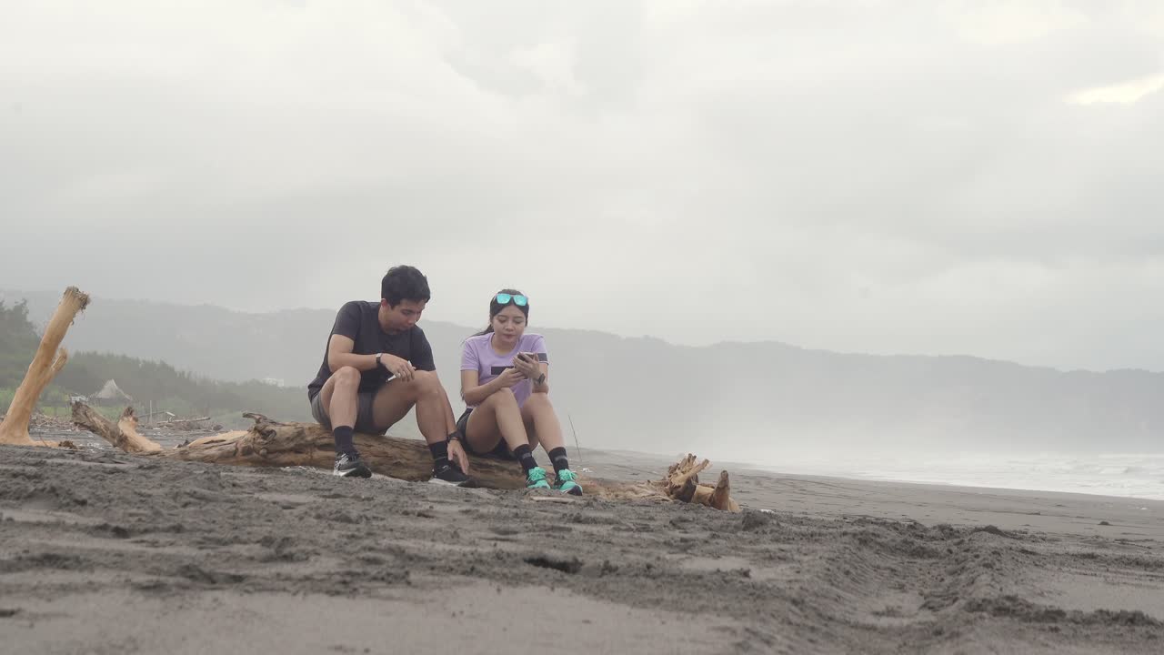pareja relajándose en la playa