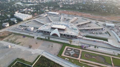 Toma-Aérea-De-La-Terminal-De-Autobuses-De-Kilambakkam,-Oficialmente-La-Terminal-De-Autobuses-Centenaria-De-Kalaignar.