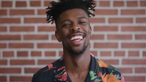 retrato atractivo hombre afroamericano riendo disfrutando de éxito hombre negro peinado funky mirando expresión feliz de cerca