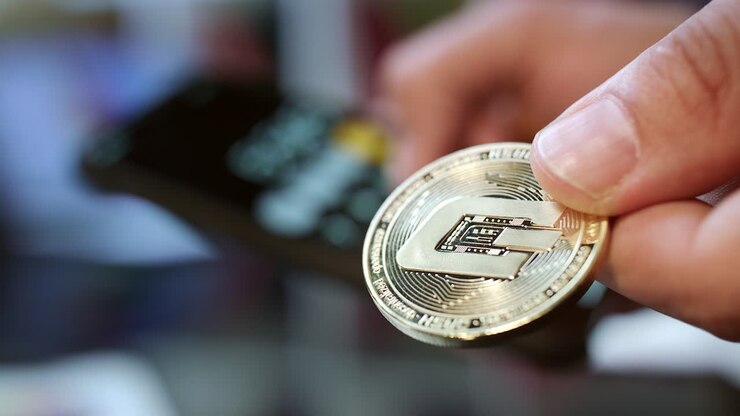 Uomo che calcola il profitto dall'estrazione di criptovaluta su smartphone