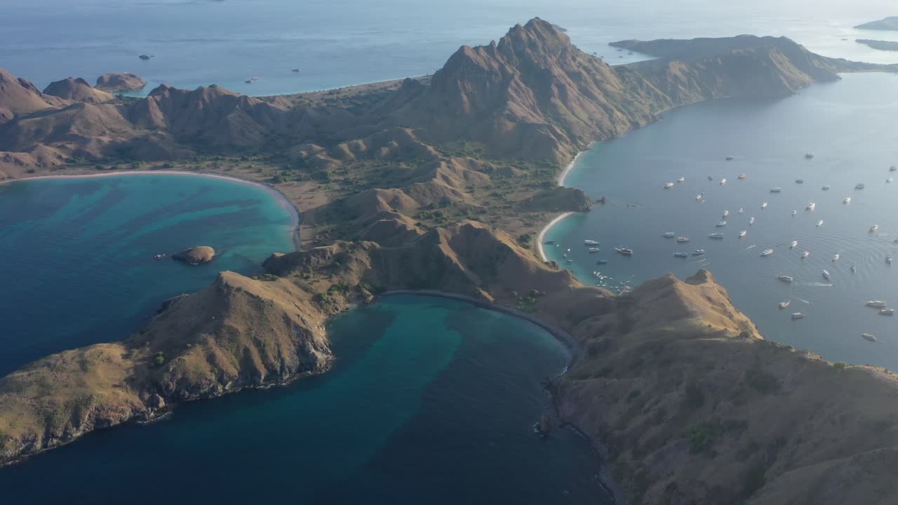vista aérea de la isla de padar, parque nacional de komodo, indonesia