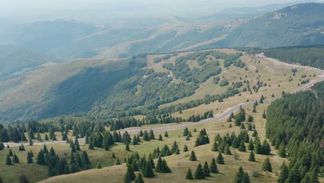 paisaje de montaña en un día brumoso