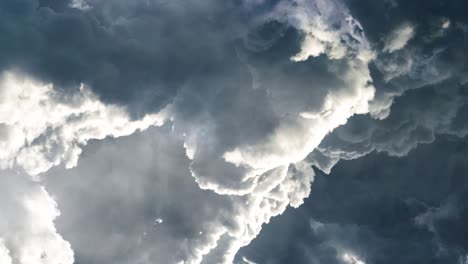 Ein-Gewitter-In-Einer-Dicken-Dunklen-Wolke-4k