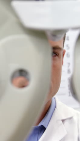 optometrista atento ajustando el fotóptero