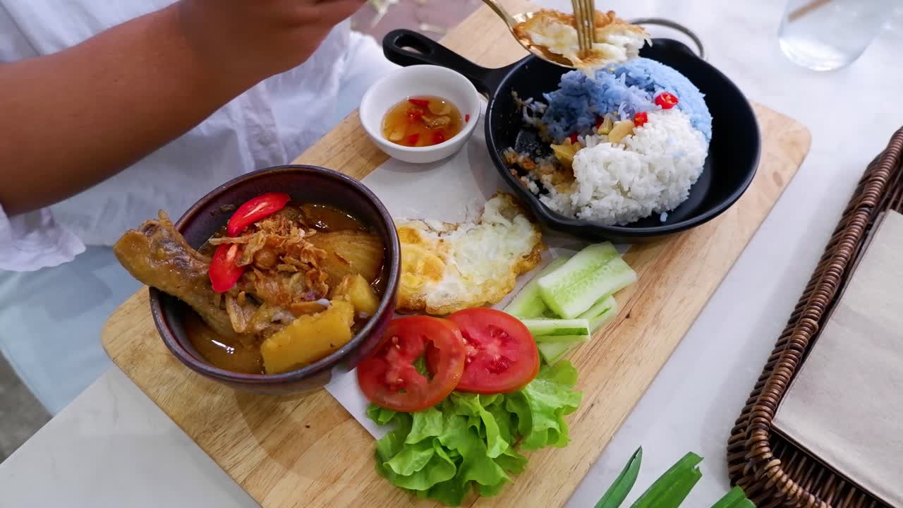 Memasak dan menyajikan hidangan telur goreng