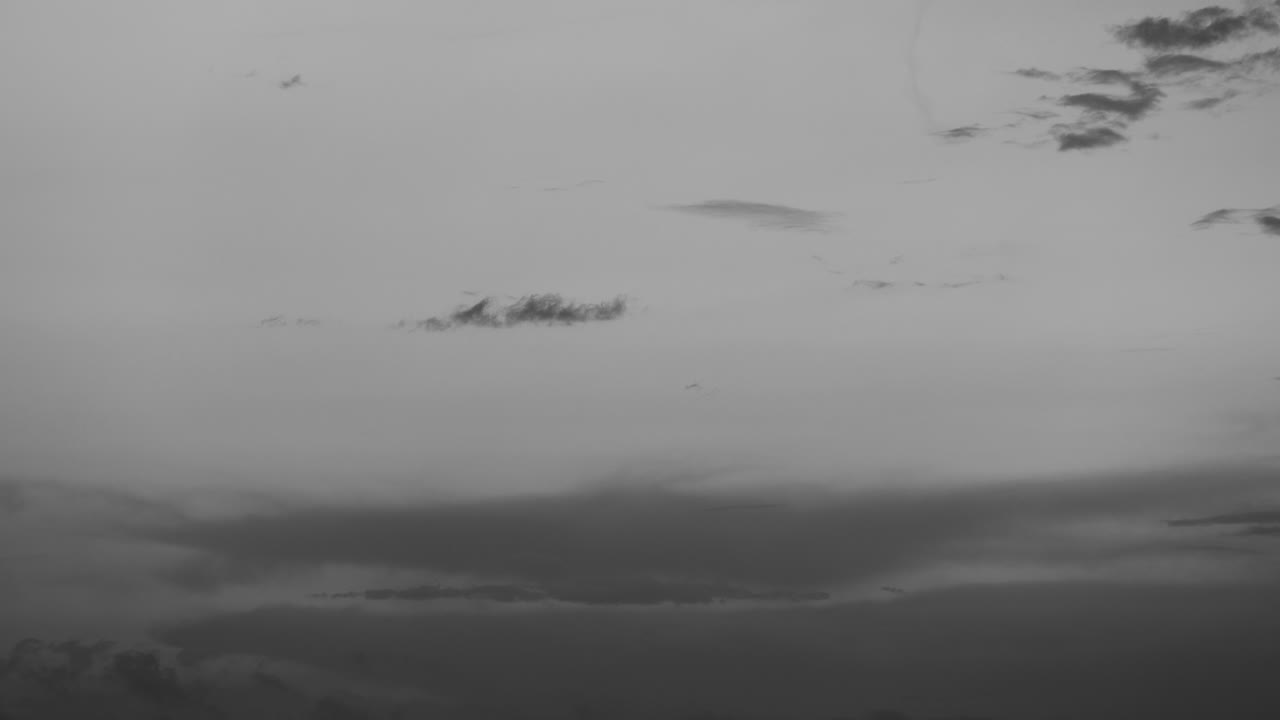 lapso de tiempo de 4k en blanco y negro de un cielo bastante normal