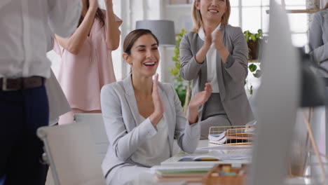 gente de negocios feliz celebrando una victoria exitosa mujer de negocios aplaudiendo disfrutando del éxito en diversas celebraciones de la oficina disfrutando del trabajo en equipo