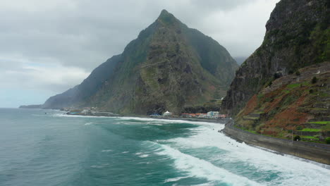 Hermoso-Paisaje-Costero-Madeira-Con-Olas-Cielo-Panorámico-Océano,-Playa-Y-Montañas-Drone-Shot