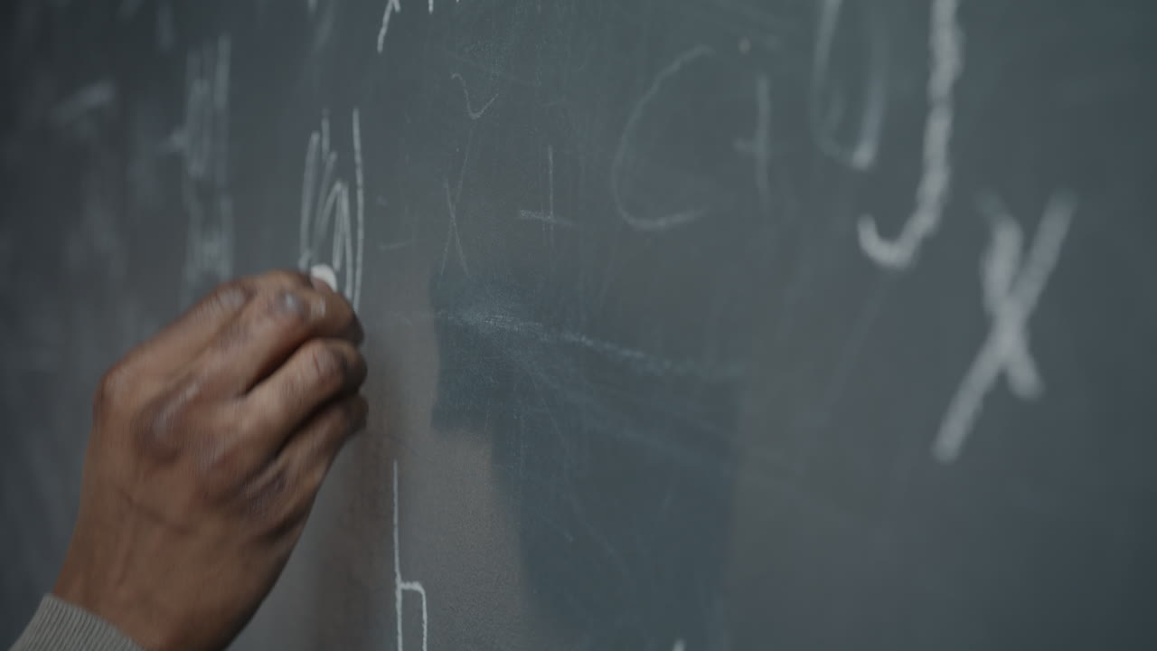 человек, пишущий на доске