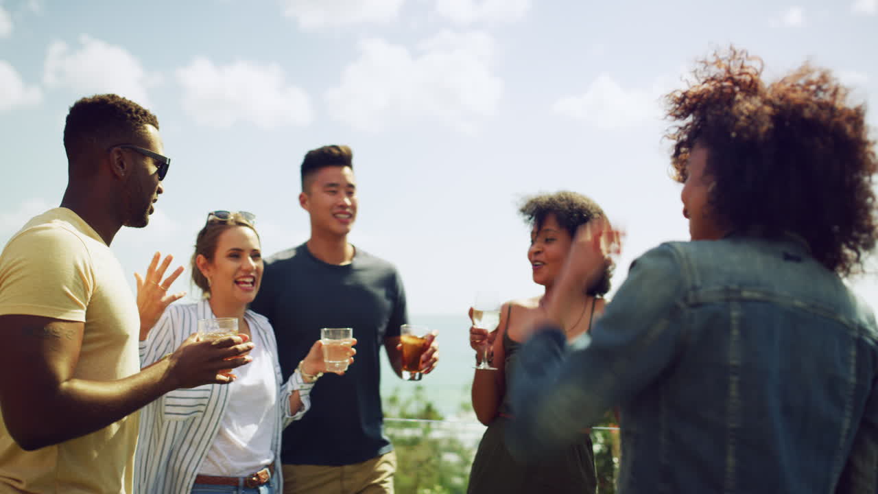 todos están aquí y listos para pasar un buen rato.