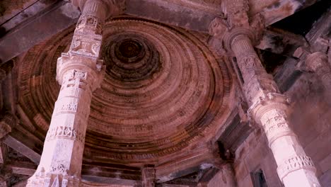 antigua mezquita llamada adhai din ka jhonpra sala de oración arquitectura vintage desde un ángulo único el video se toma en adhai din ka jhonpra en ajmer rajasthan india el 19 de agosto de 2023