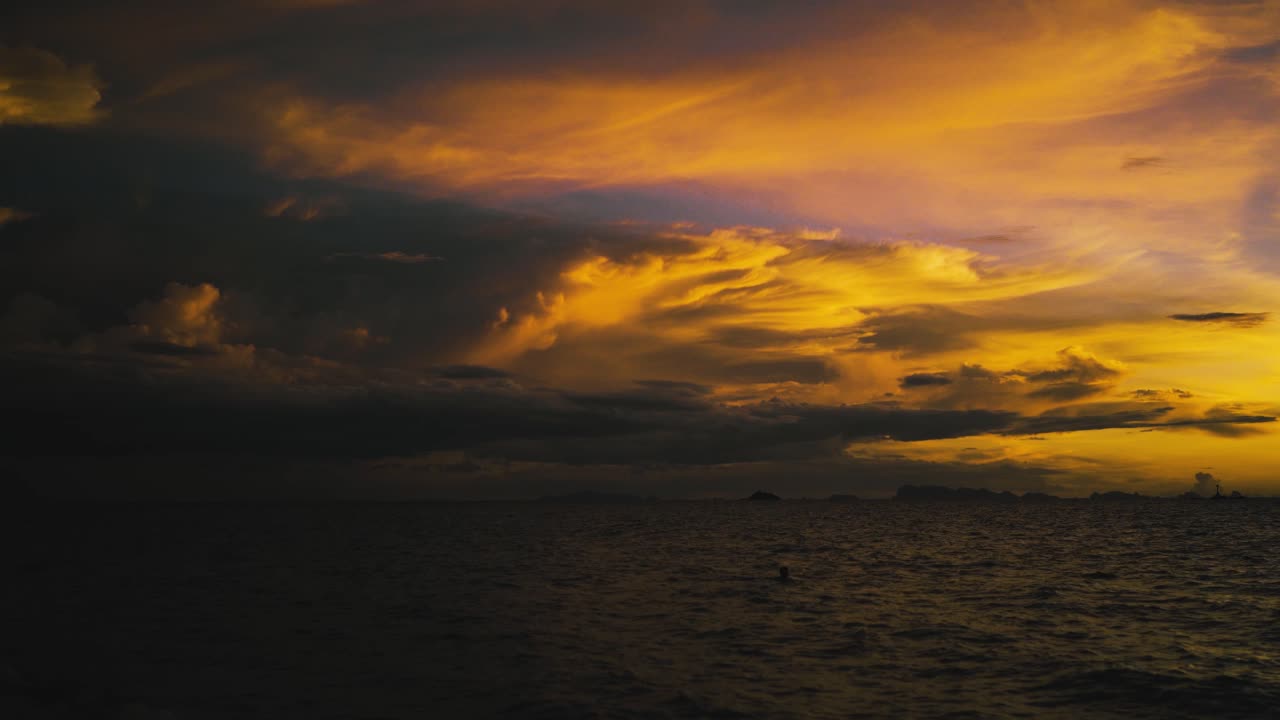 황금빛 석양이 있는 바다 전망