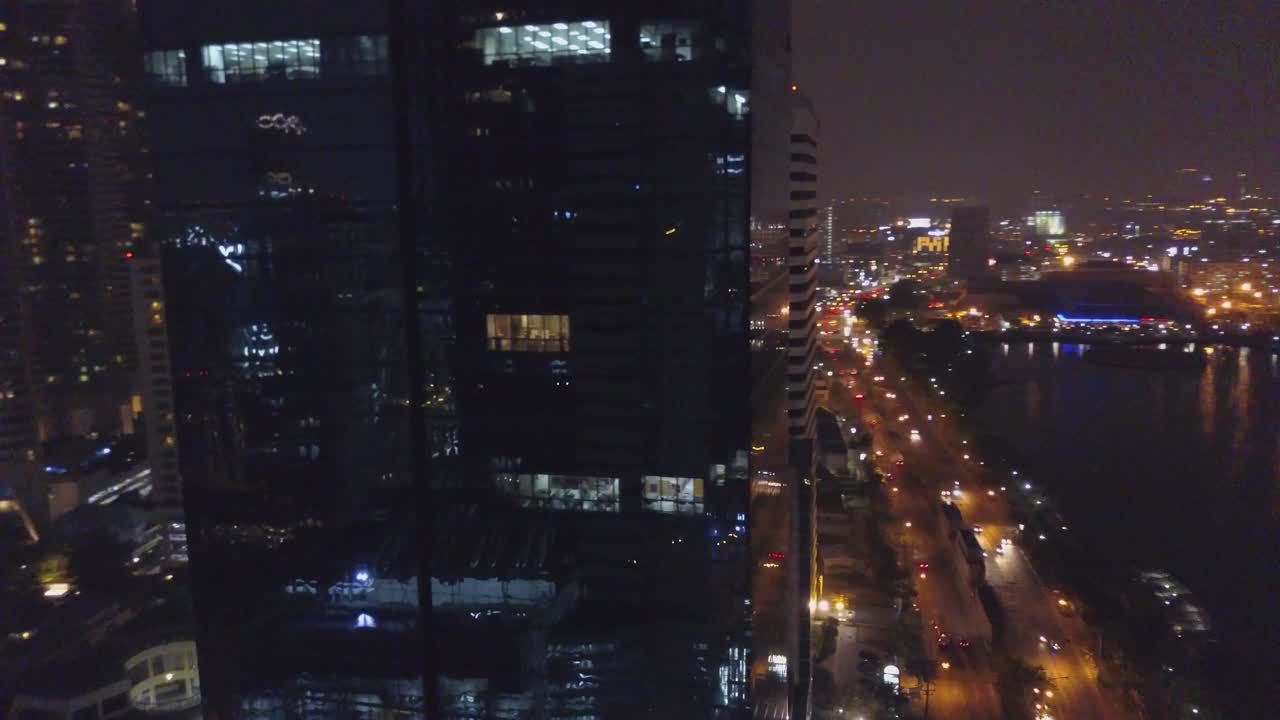 horizonte nocturno de la ciudad con rascacielos iluminados