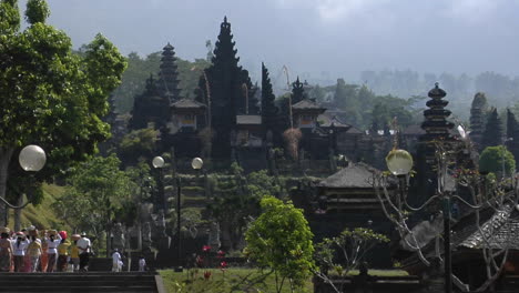 拜訪巴厘島寺廟的遊客