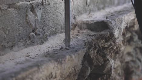 máquina de martillo hidráulico en una construcción