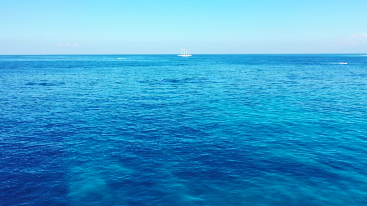 피지 섬의 더운 여름날 햇빛 아래 추상적 패턴을 만들어내는 물 아래 바위 해저의 어두운 부분이 있는 푸른 바다 질감