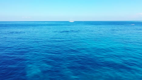 struttura del mare blu con aree scure di fondale roccioso sott'acqua che creano un motivo astratto sotto la luce del sole di una calda giornata estiva nelle isole fiji