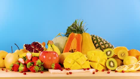 frutas vibrantes expuestas contra un telón de fondo azul