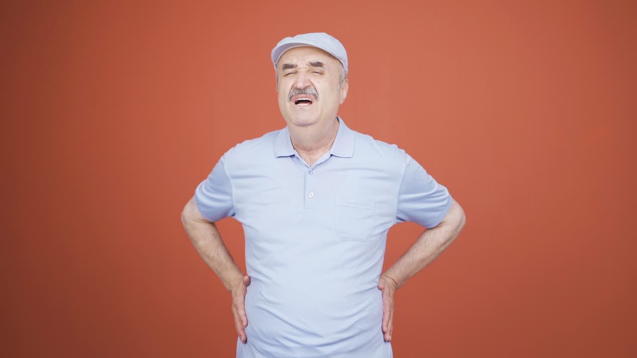 ⁇ 은이가 복통을 겪고 있어요.